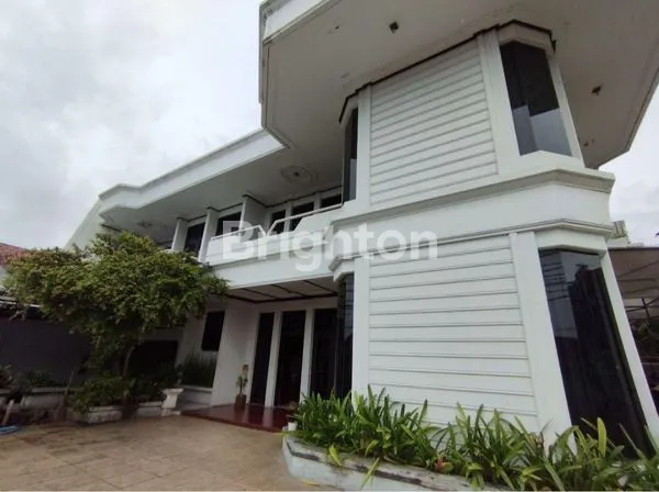 RUMAH MEWAH 2 LT DENGAN PLAFON YANG INDAH DI SAYAP SETIABUDI