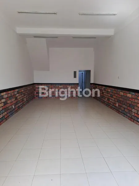 RUKO 3 LANTAI SIAP HUNI STRATEGIS DIPINGGIR JALAN RAYA DI DEKAT TAMAN JAYAWIJAYA MOJOSONGO SOLO