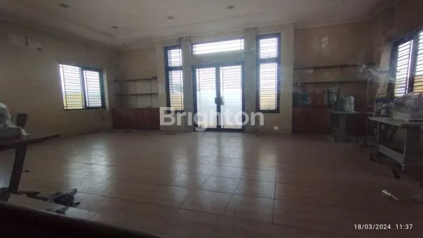 image 2 RUKO JEJER DENGAN PARKIRAN YANG LUAS DEKAT ARTOS MALL MAGELANG (4)