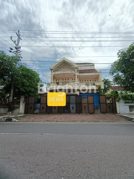 RUMAH DI PINGGIR JALAN BESAR COCOK UTUK KANTOR DAN TEMPAT TINGGAL DEKAT ALUN ALUN KOTA MAGELANG