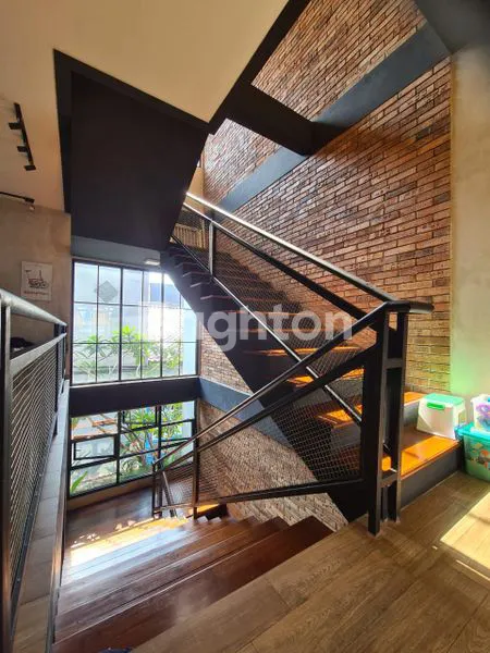 image RUMAH INDUSTRIAL DENGAN ROOFTOP DI KELAPA DUA TANGERANG (4)