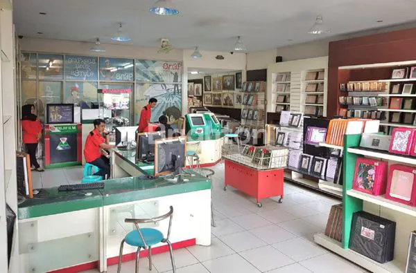 RUKO TEMPAT USAHA DI LOKASI YANG STRATEGIS DAN RAMAI