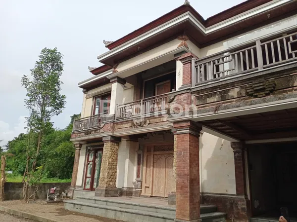 JUAL VILLA HADAP BARAT 2 LANTAI 7 KAMAR SINGAPADU SUKAWATI GIANYAR