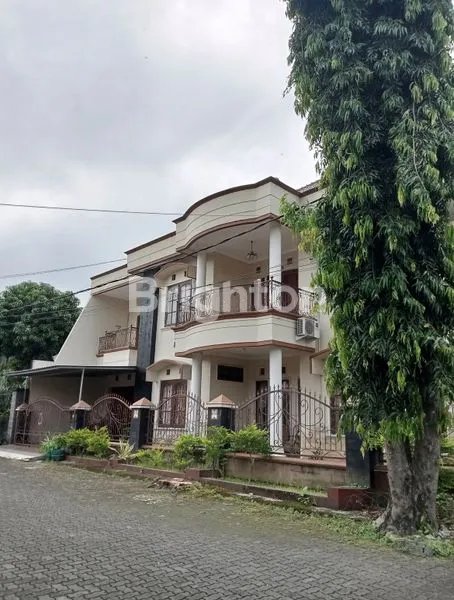 image JUAL CEPAT RUMAH MEWAH 2 LANTAI  KAWASAN ELLITE GRIYA INDAH BANTUL YOGYA  4 MOBIL (1)