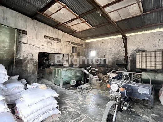 image POLOKARTO, SUKOHARJO, BANGUNAN HITUNG TANAH, TEMPAT LUAS, BANGUNAN BEKAS TERNAK AYAM, HARGA TERJANGKAU, LINGKUNGAN JAUH DARI PEMUKIMAN PENDUDUK, COCOK UNTUK GUDANG MAUPUN USAHA LAINNYA (2)