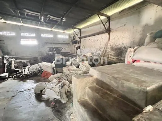 image POLOKARTO, SUKOHARJO, BANGUNAN HITUNG TANAH, TEMPAT LUAS, BANGUNAN BEKAS TERNAK AYAM, HARGA TERJANGKAU, LINGKUNGAN JAUH DARI PEMUKIMAN PENDUDUK, COCOK UNTUK GUDANG MAUPUN USAHA LAINNYA (3)