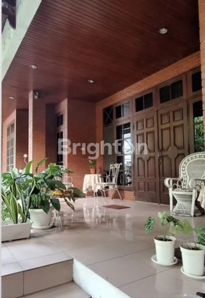 image RUMAH ASRI DENGAN KOLAM RENANG (1)