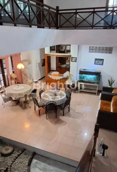 image RUMAH ASRI DENGAN KOLAM RENANG (2)