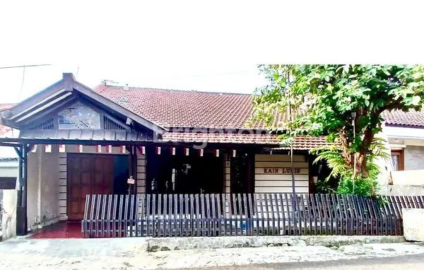 image RUMAH LAMA TERAWAT DI LOKASI STRATEGIS SUKALUYU BANDUNG (1)