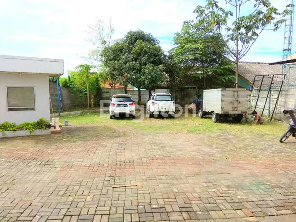 image BANGUNAN SERBAGUNA 3 LANTAI PARKIR LUAS (3)