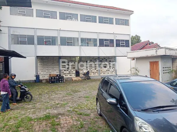 image BANGUNAN SERBAGUNA 3 LANTAI PARKIR LUAS (1)