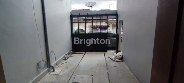 image RUMAH 3 LANTAI SIAP HUNI DI SAMPING SMA KALAM KUDUS SOLO BARU (1)