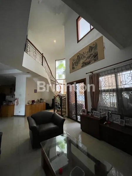 image RUMAH SELANGKAH RAYA HR MUHAMMAD MAYJEND SUNGKONO TOL SATELIT DUKUH KUPANG SUKOMANUNGGAL (2)