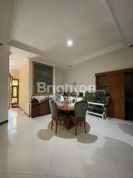 image RUMAH SELANGKAH RAYA HR MUHAMMAD MAYJEND SUNGKONO TOL SATELIT DUKUH KUPANG SUKOMANUNGGAL (4)