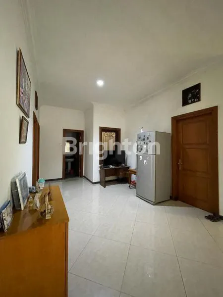 image RUMAH SELANGKAH RAYA HR MUHAMMAD MAYJEND SUNGKONO TOL SATELIT DUKUH KUPANG SUKOMANUNGGAL (5)