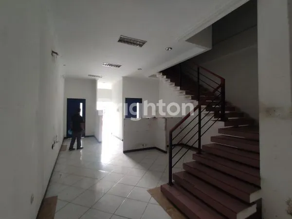 image RUKO + GUDANG, AMAT SANGAT STRATEGIS, UNTUK KANTOR , TOKO DAN USAHA LAIN SANGAT COCOK, STRATEGIS, DI JALUR RAMAI, JALAN LEBAR , PAMULARSIH, SEMARANG BARAT, SEMARANG (2)