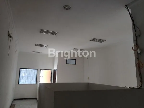 image RUKO + GUDANG, AMAT SANGAT STRATEGIS, UNTUK KANTOR , TOKO DAN USAHA LAIN SANGAT COCOK, STRATEGIS, DI JALUR RAMAI, JALAN LEBAR , PAMULARSIH, SEMARANG BARAT, SEMARANG (5)