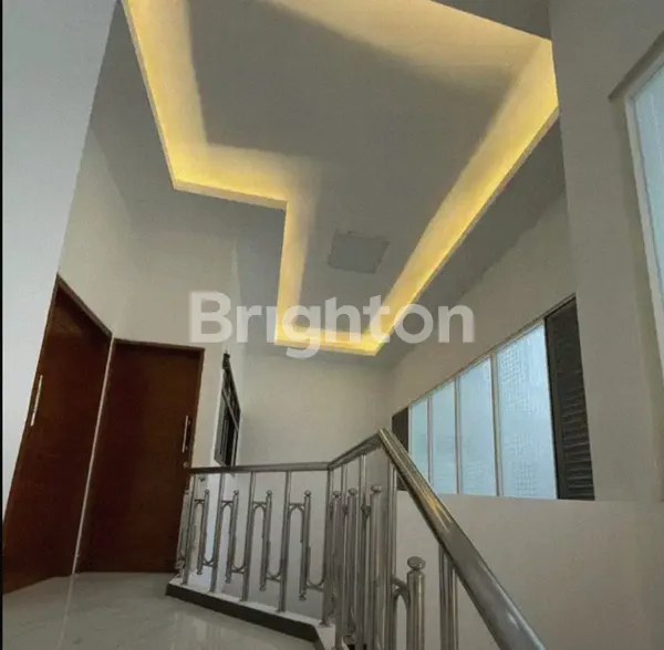 image RUMAH NIRWANA EKSEKUTIF CLUSTER FAVORIT DEKAT MERR RUNGKUT BARUK SUDAH FULL RENOVASI CIAMIK (3)