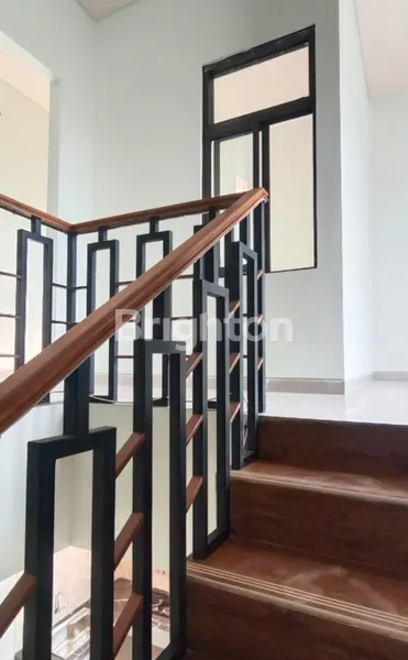 image RUMAH 2 LANTAI MODERN MINIMALIS PERUM MENGANTI PERMAI (7)