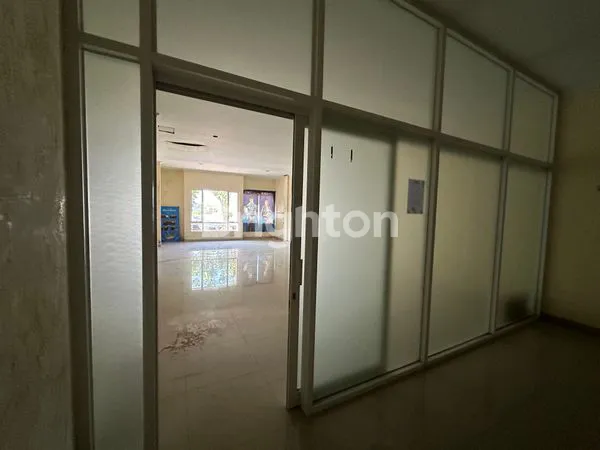 image RUKO 3 LANTAI DAERAH STRATEGIS DI SOLO DEKAT MANGKUNEGARAN SANGAT ISTIMEWA (4)