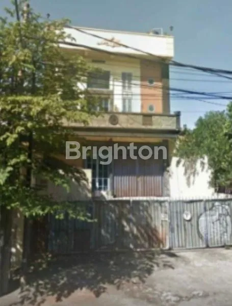 RUMAH DAN SHOWROOM 3,5 LANTAI  DIPUSAT KOTA