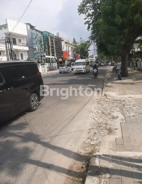 image RUMAH DENGAN HALAMAN PARKIR LUAS , S PARMAN - MEDAN (8)