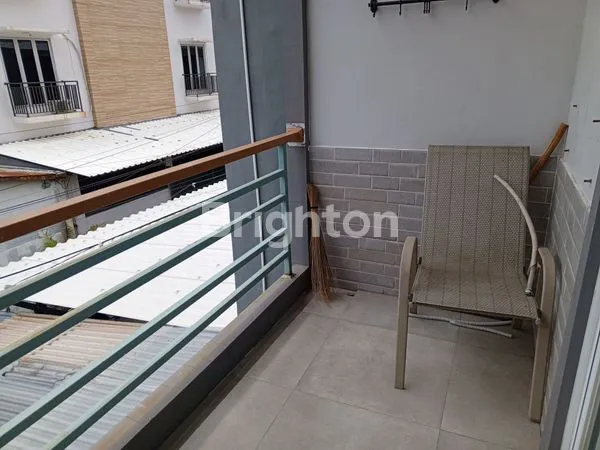 image JELAMBAR RUMAH SIAP HUNI 3 LANTAI  (7)