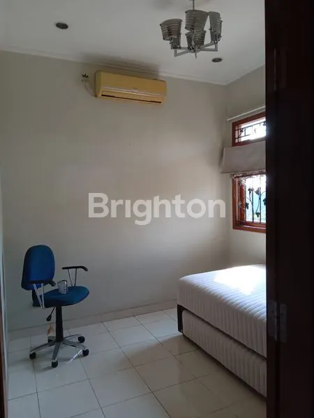 image RUMAH HOOK 3 LANTAI DI PUSPITA LOKA BSD (8)