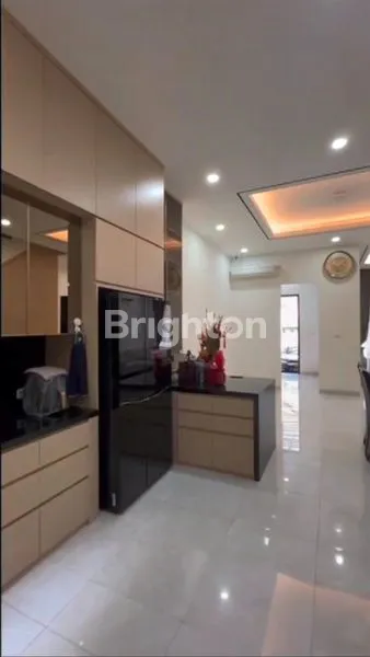 image RUMAH BAGUS LUAS 6X18  TERAWAT HADAP SELATAN JALAN 2 MOBIL  (3)