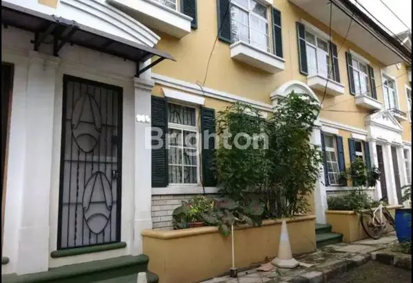 TOWN HOUSE MINIMALIS SIAP HUNI LINGKUNGAN NYAMAN DI LIPPO KARAWACI