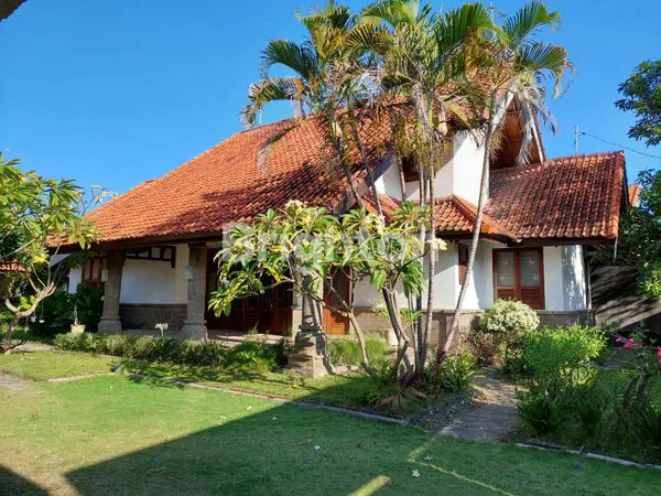 image RUMAH STYLE VILLA 8 KT HALAMAN LUAS  DEKAT LAPANGAN RENON (1)