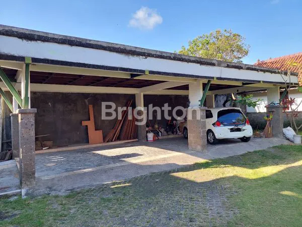 image RUMAH STYLE VILLA 8 KT HALAMAN LUAS  DEKAT LAPANGAN RENON (4)