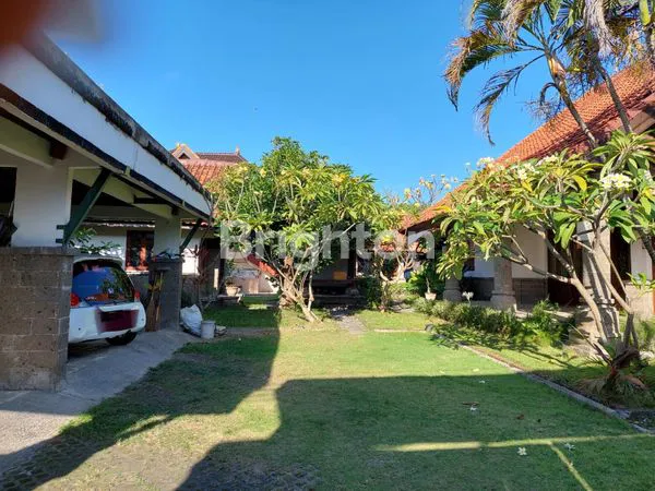 image RUMAH STYLE VILLA 8 KT HALAMAN LUAS  DEKAT LAPANGAN RENON (5)