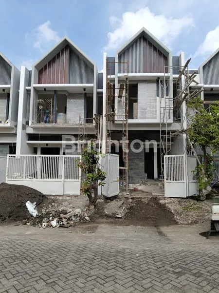 image RUMAH SURABAYA TIMUR TENGGILIS DEKAT UBAYA ROW JALAN 5 MOBIL (4)