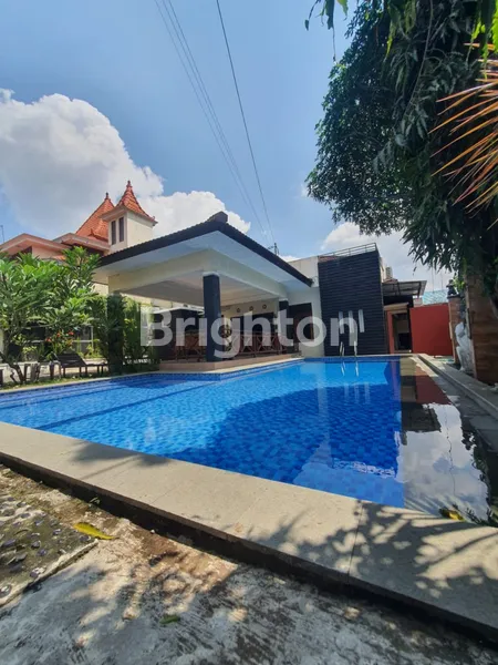 RUMAH SAMPING MONUMEN JOGJA KEMBALI MONJALI DENGAN SWIMMING POOL SLEMAN JOGJA DI YOGYAKARTA