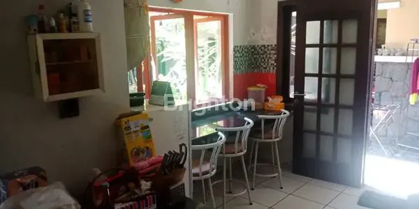 image RUMAH MEWAH 2 LANTAI DI GAYUNGSARI BARAT, 6 KAMAR TIDUR (4)