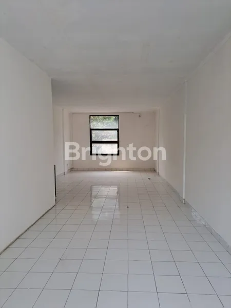 image RUKO 2 LANTAI DAN STRATEGIS DI TAMAN ROYAL (3)