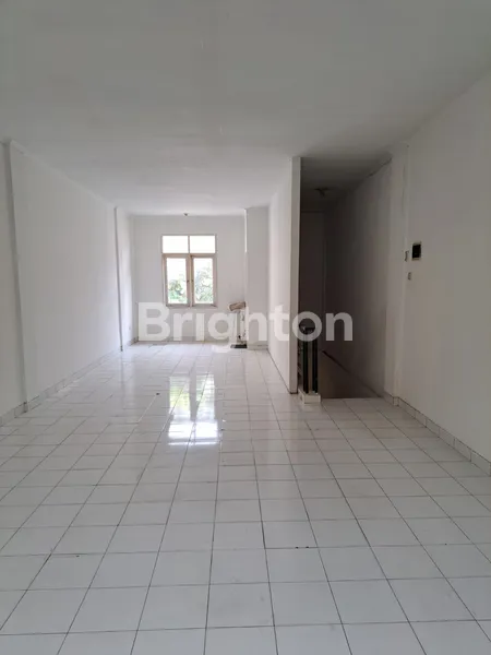 image RUKO 2 LANTAI DAN STRATEGIS DI TAMAN ROYAL (5)