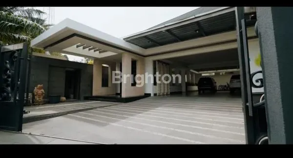 image RUMAH SUPER MEWAH 2 LANTAI MODERN ALA RESORT BALI DEKAT PAKUWON MALL LENMARC DARMO (1)