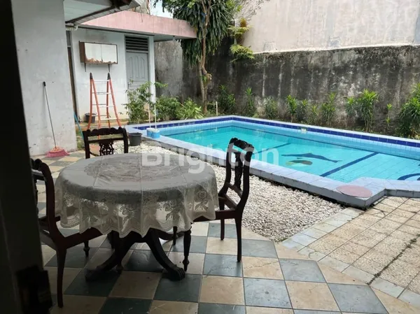 image RUMAH BERGAYA VINTAGE ASRI HALAMAN LUAS DALAM KOMPLEK KAVLING DEPLU BINTARO TANGERANG SELATAN (3)
