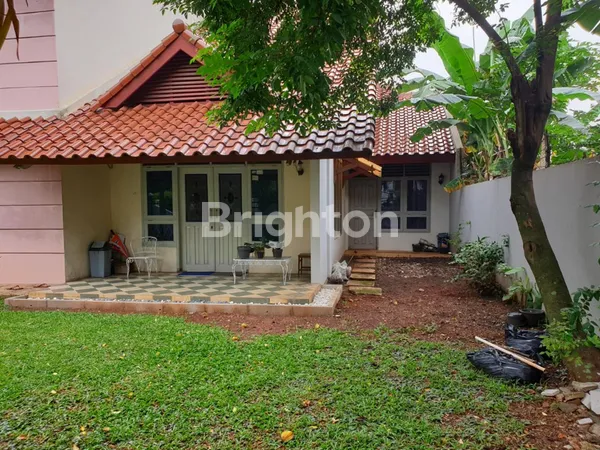 image RUMAH BERGAYA VINTAGE ASRI HALAMAN LUAS DALAM KOMPLEK KAVLING DEPLU BINTARO TANGERANG SELATAN (5)