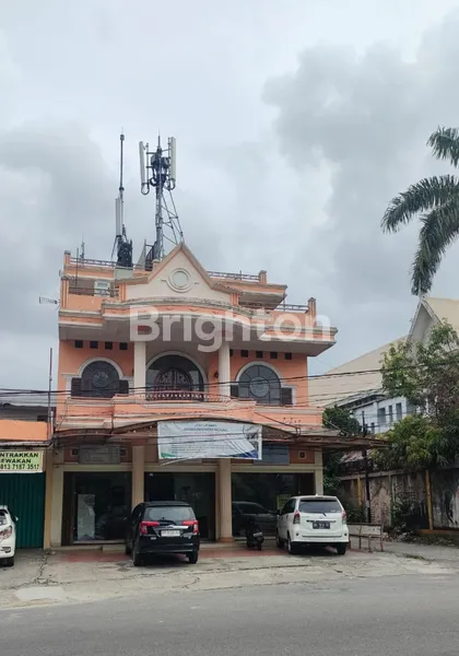 RUMAH 3 LANTAI LOKASI STRATEGIS DI JALAN HANGTUAH PEKANBARU