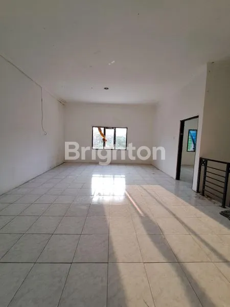 image RUKO 2 LANTAI SIAP PAKAI STRATEGIS DI PINGGIR JALAN RAYA TENGAH KOTA DEKAT MANAHAN SOLO (2)