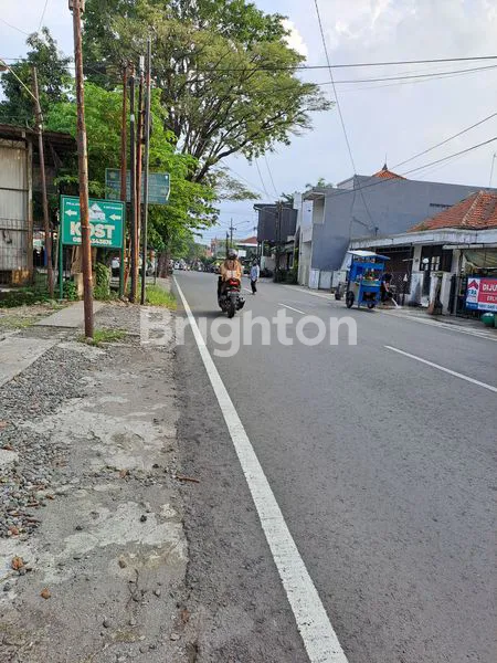 image RUKO 2 LANTAI SIAP PAKAI STRATEGIS DI PINGGIR JALAN RAYA TENGAH KOTA DEKAT MANAHAN SOLO (8)