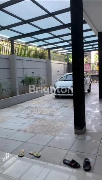 RUMAH HUNIAN 2 LANTAI SEMI FURNISHED DILOKASI YANG TENANG DAN NYAMAN POSISI HOOK/POJOK DI KOMPLEK PERUMAHAN