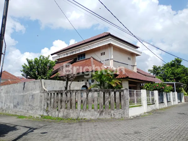 image RUMAH BESAR, SELANGKAH KE RING ROAD UTARA DAN LAMPU MERAH KENTUNGAN  (1)