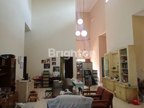 image RUMAH BESAR, SELANGKAH KE RING ROAD UTARA DAN LAMPU MERAH KENTUNGAN  (5)