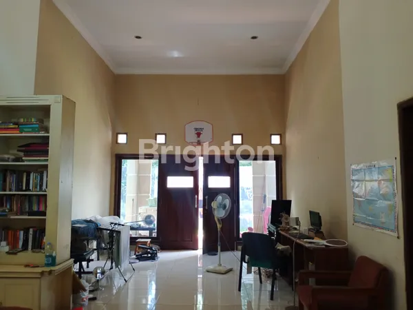 image RUMAH BESAR, SELANGKAH KE RING ROAD UTARA DAN LAMPU MERAH KENTUNGAN  (6)