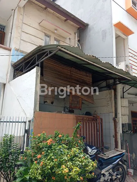 image RUMAH 2.5 LANTAI SIAP HUNI DI GG PETASAN JEMBATAN 2, JAKARTA UTARA (8)