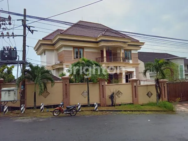 RUMAH SUPER MEWAH SIAP HUNI 2 LANTAI DENGAN BASEMENT FULL FURNISHED BUKIT SARI SEMARANG